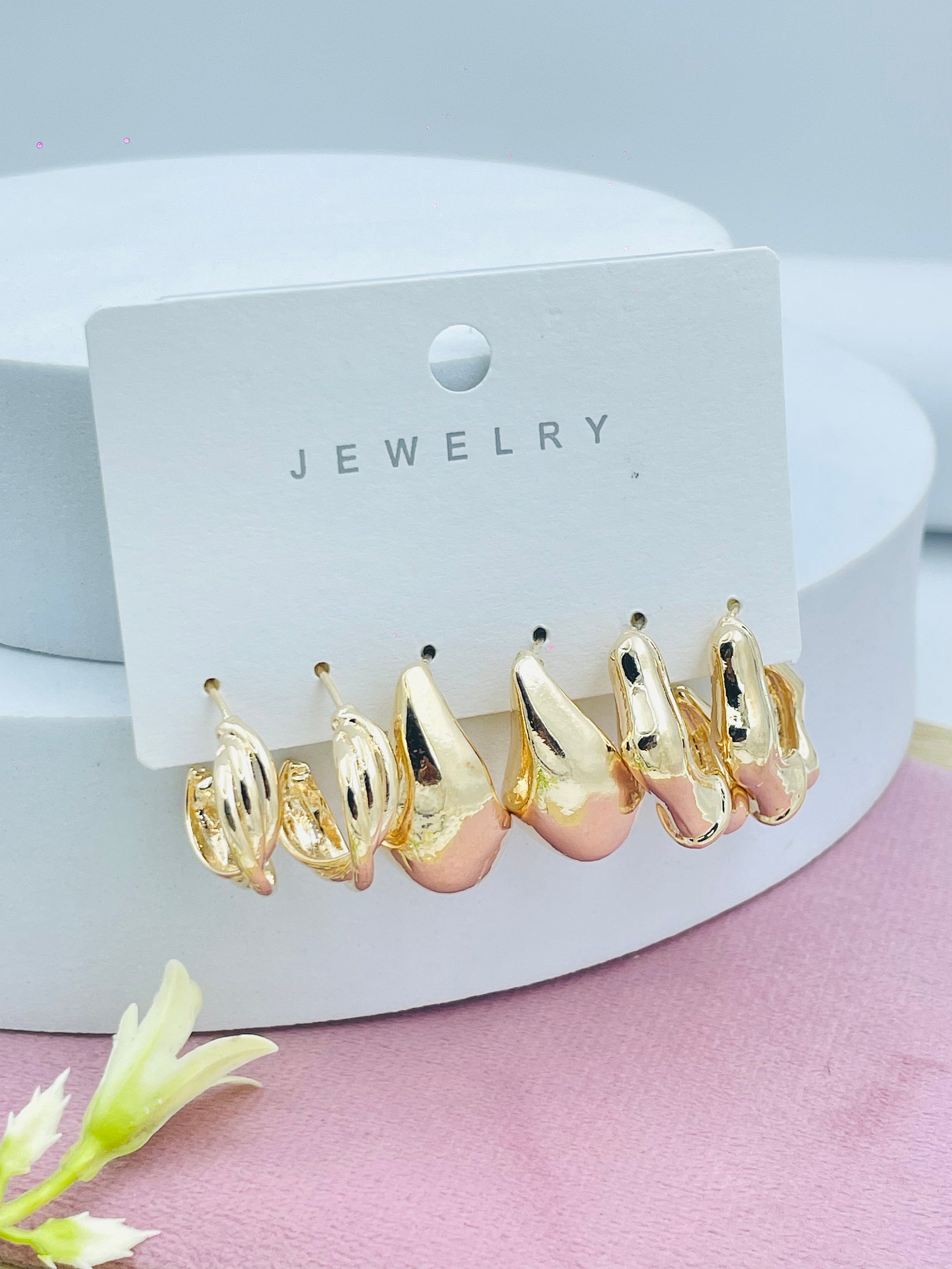 Chic Set of Gold Tone Hoop Earrings  Perfect for Any Occasion