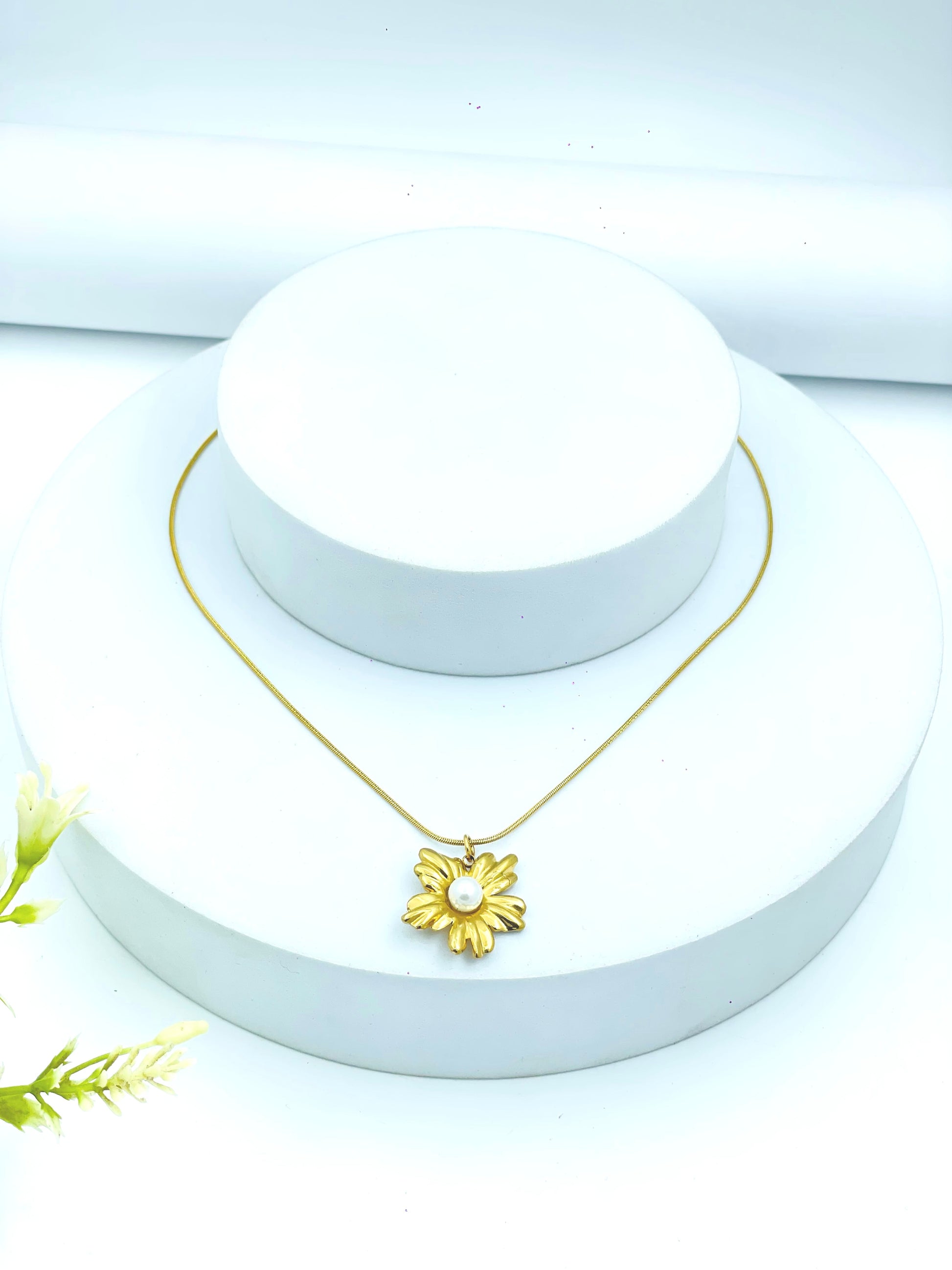 Elegant Gold Floral Pendant Necklace