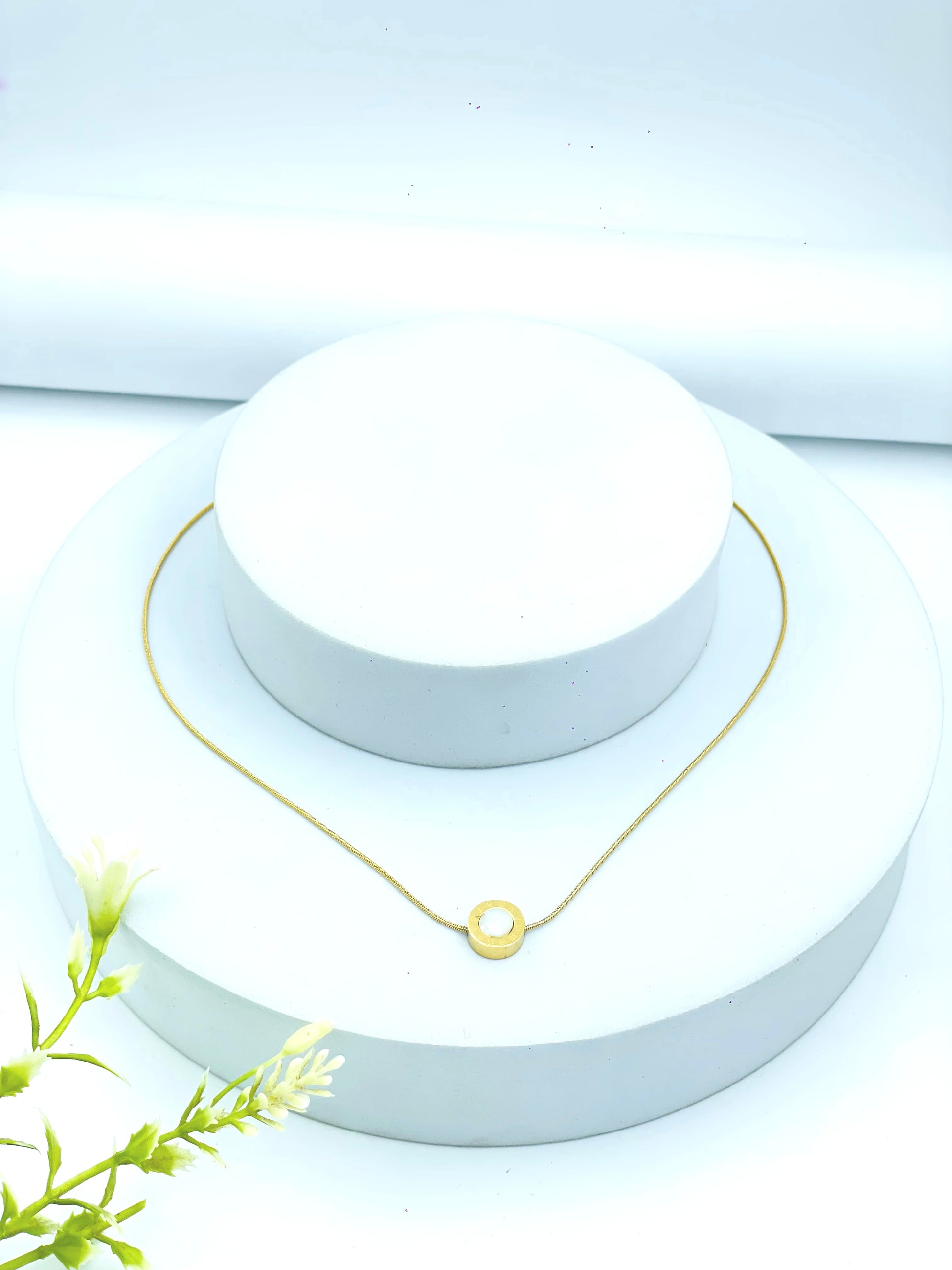 Elegant Gold Minimalist Circle Pendant Necklace