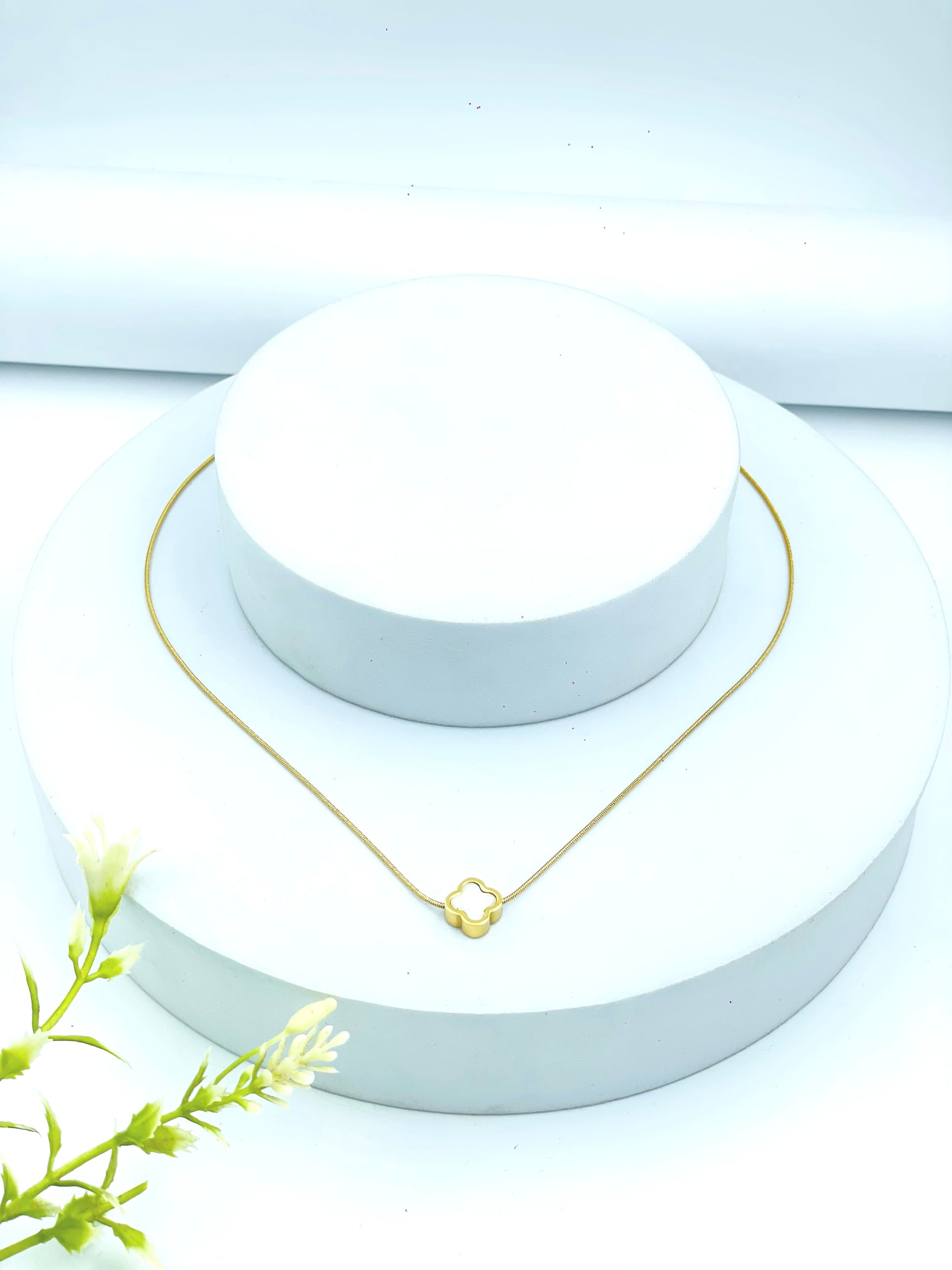 Elegant Clover Pendant Necklace  Timeless Gold Accessory