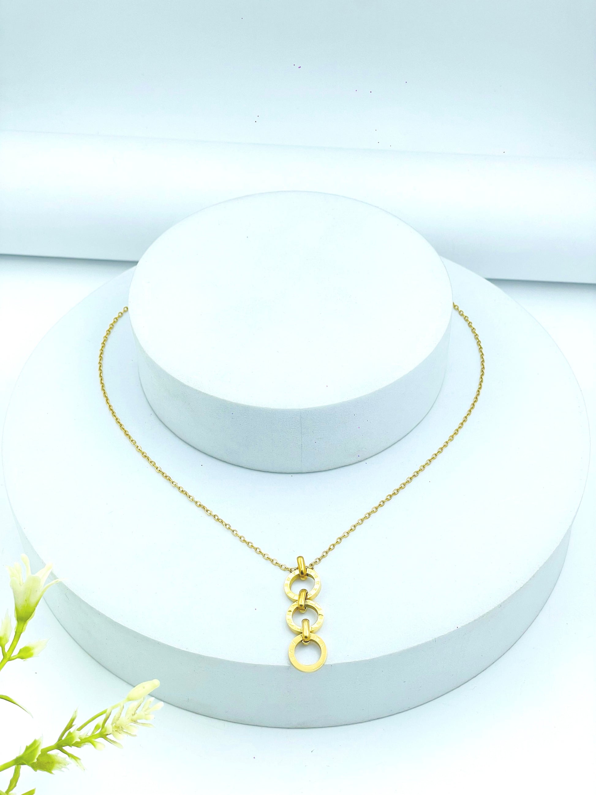 Elegant Gold Triple Circle Pendant Necklace