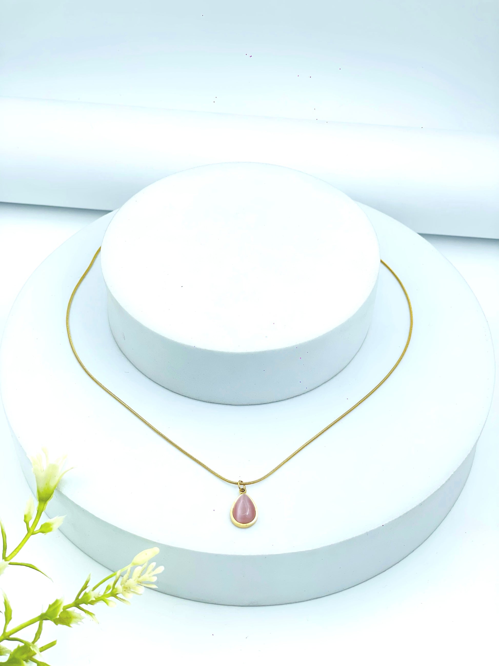 Elegant Gold Pendant Necklace  Stylish Jewelry