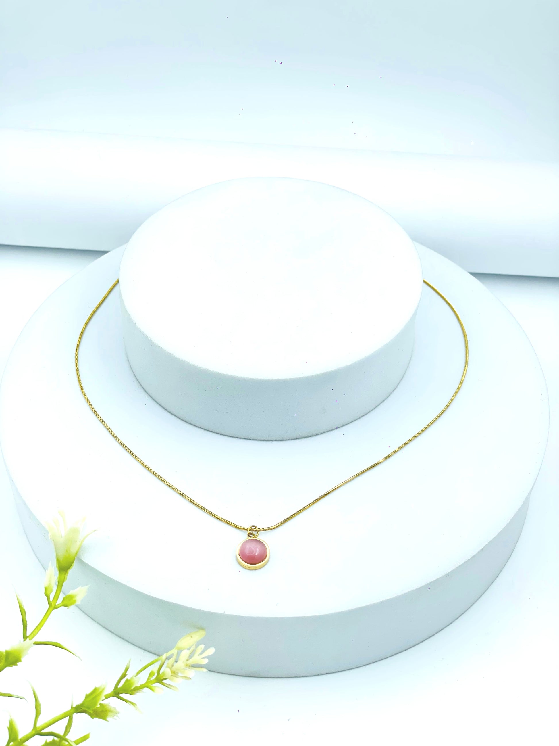 Elegant Gold Chain Pendant Necklace with Pink Stone