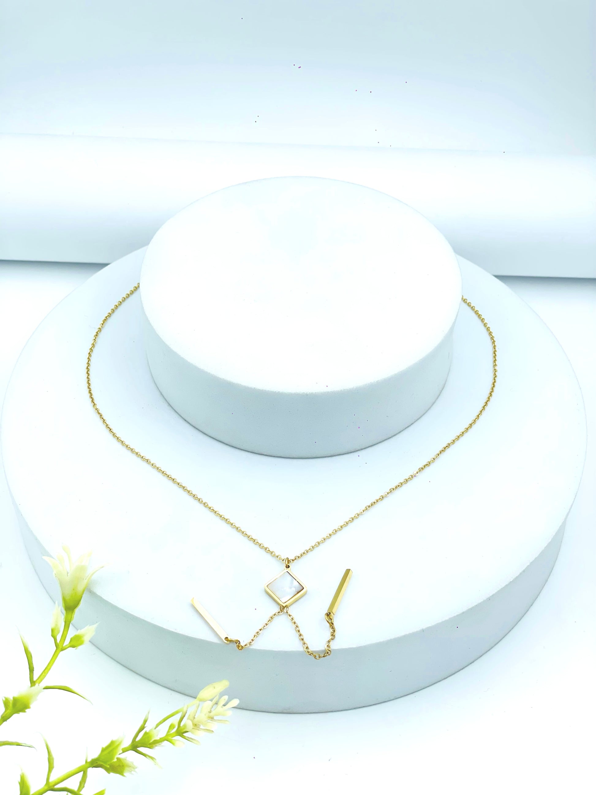 Elegant Geometric Gold Necklace  Modern Style