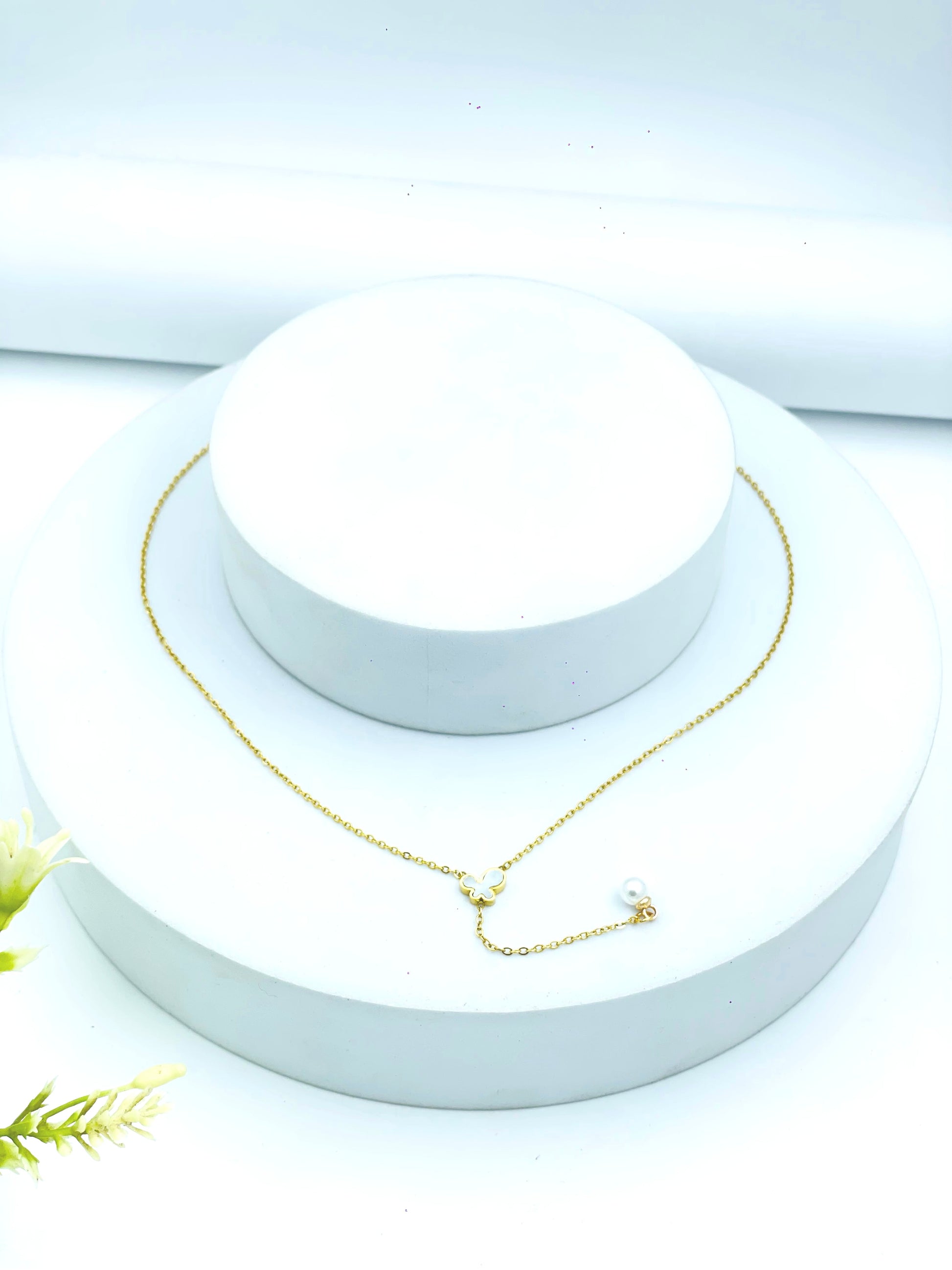 Elegant Gold Chain Necklace with Pearl Pendant