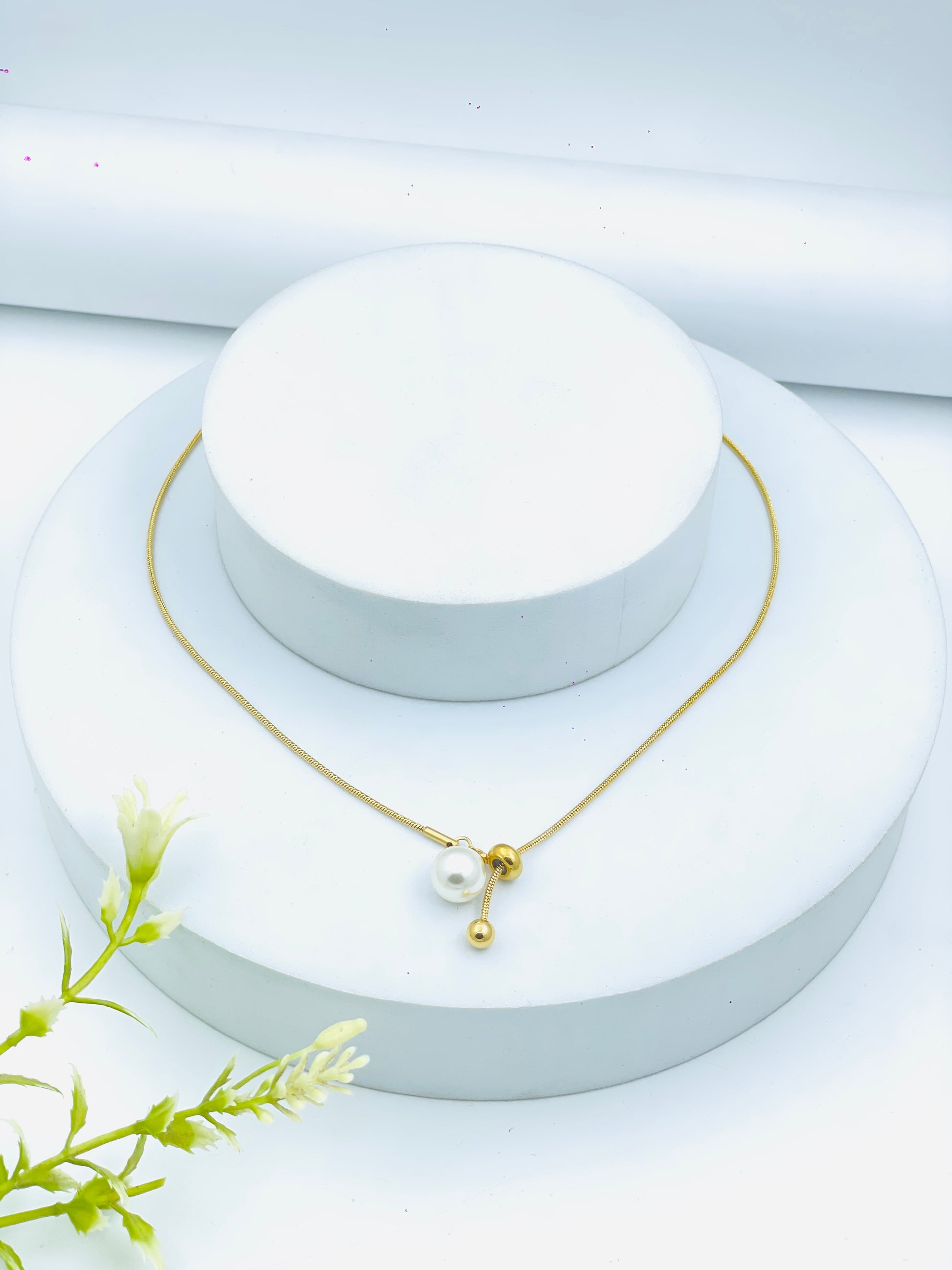 Elegant Gold Pendant Necklace with Pearl Accent