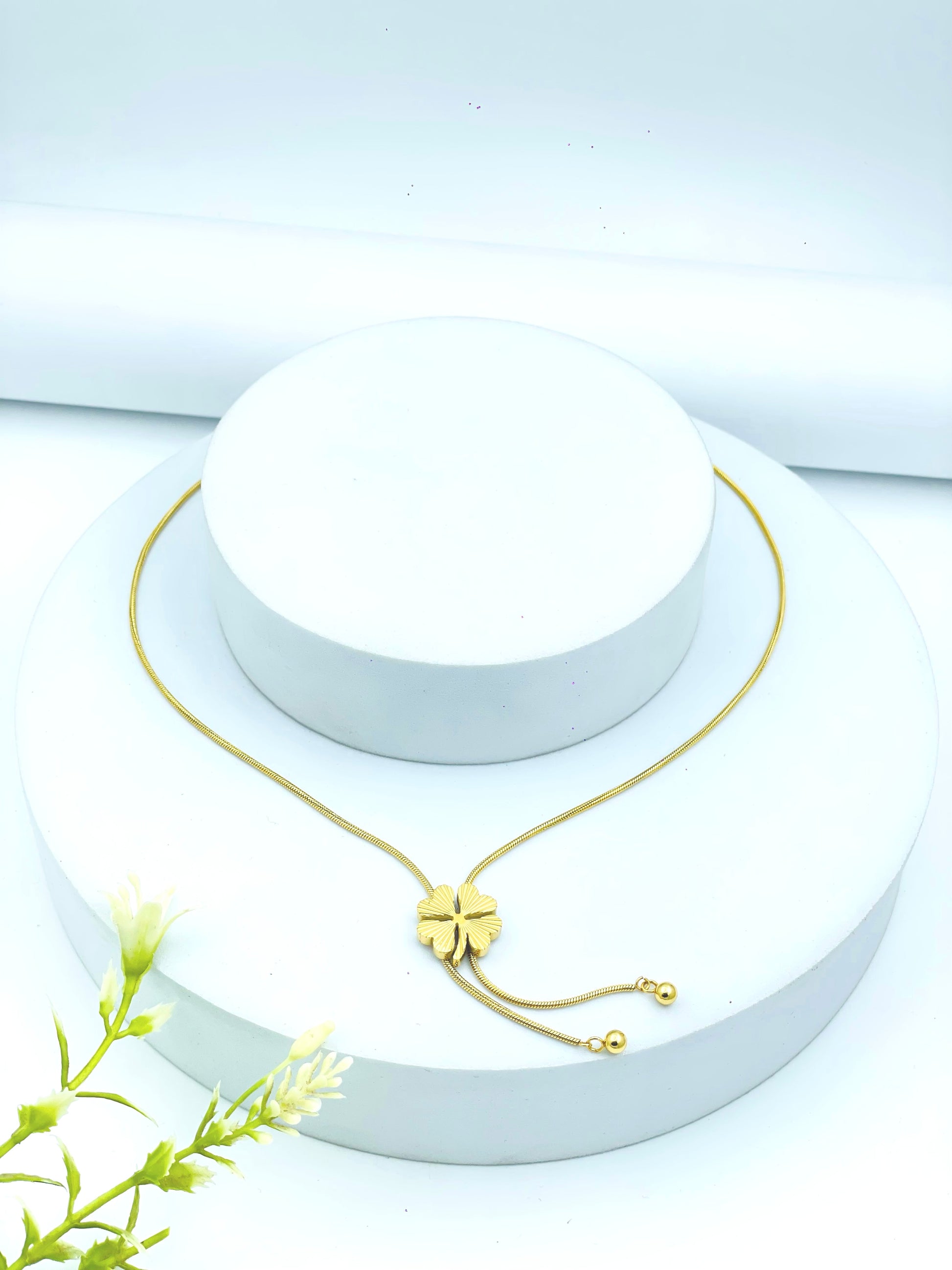 Elegant Gold Clover Pendant Necklace  Stylish and Chic