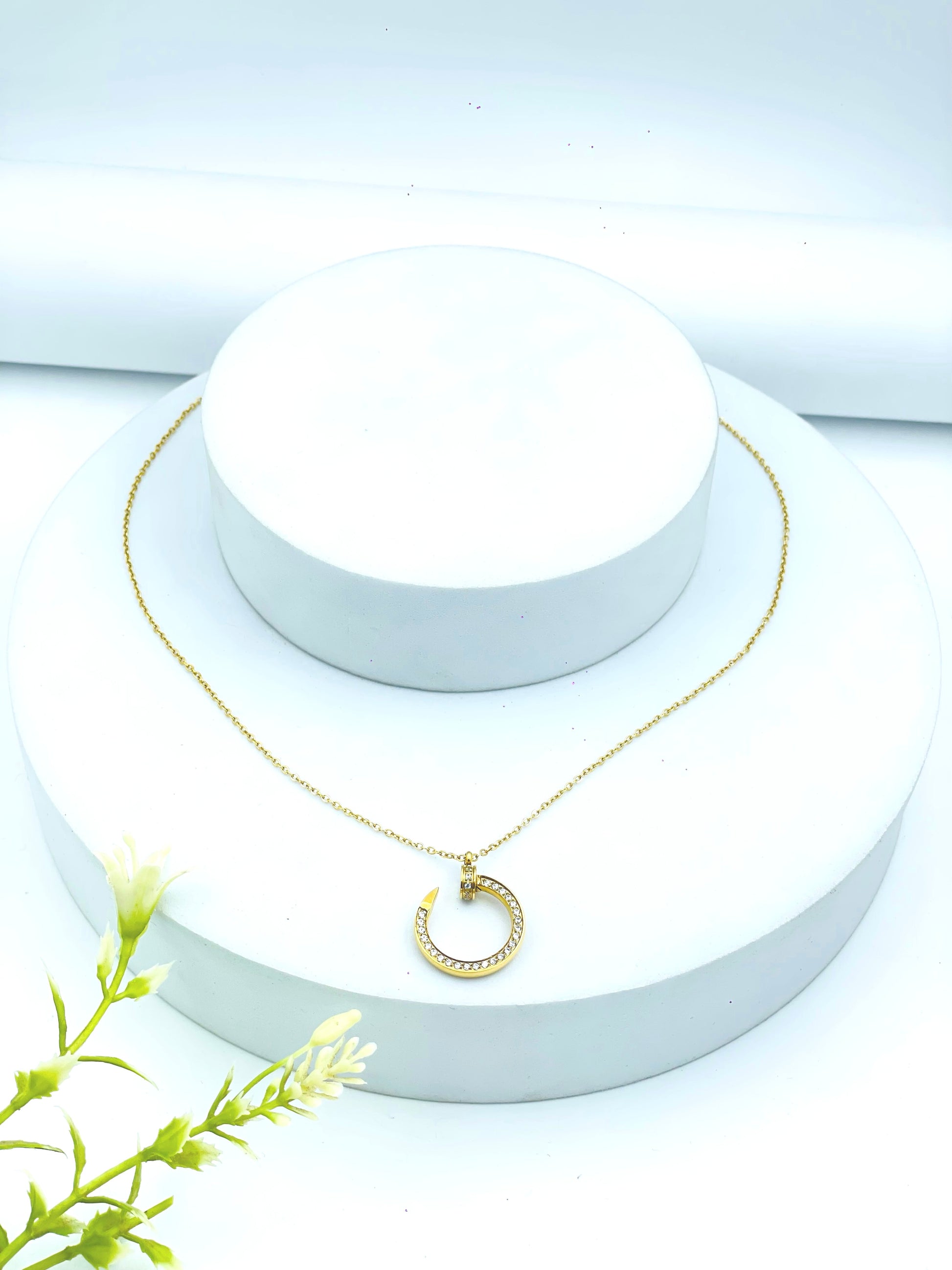 Elegant Gold Crescent Moon Pendant Necklace