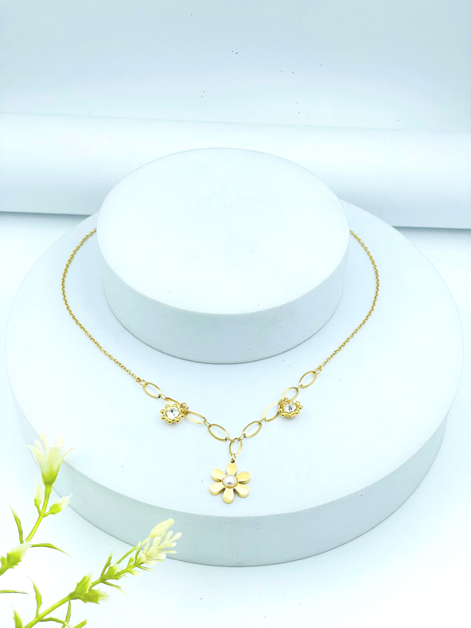 Elegant Gold Floral Pendant Necklace