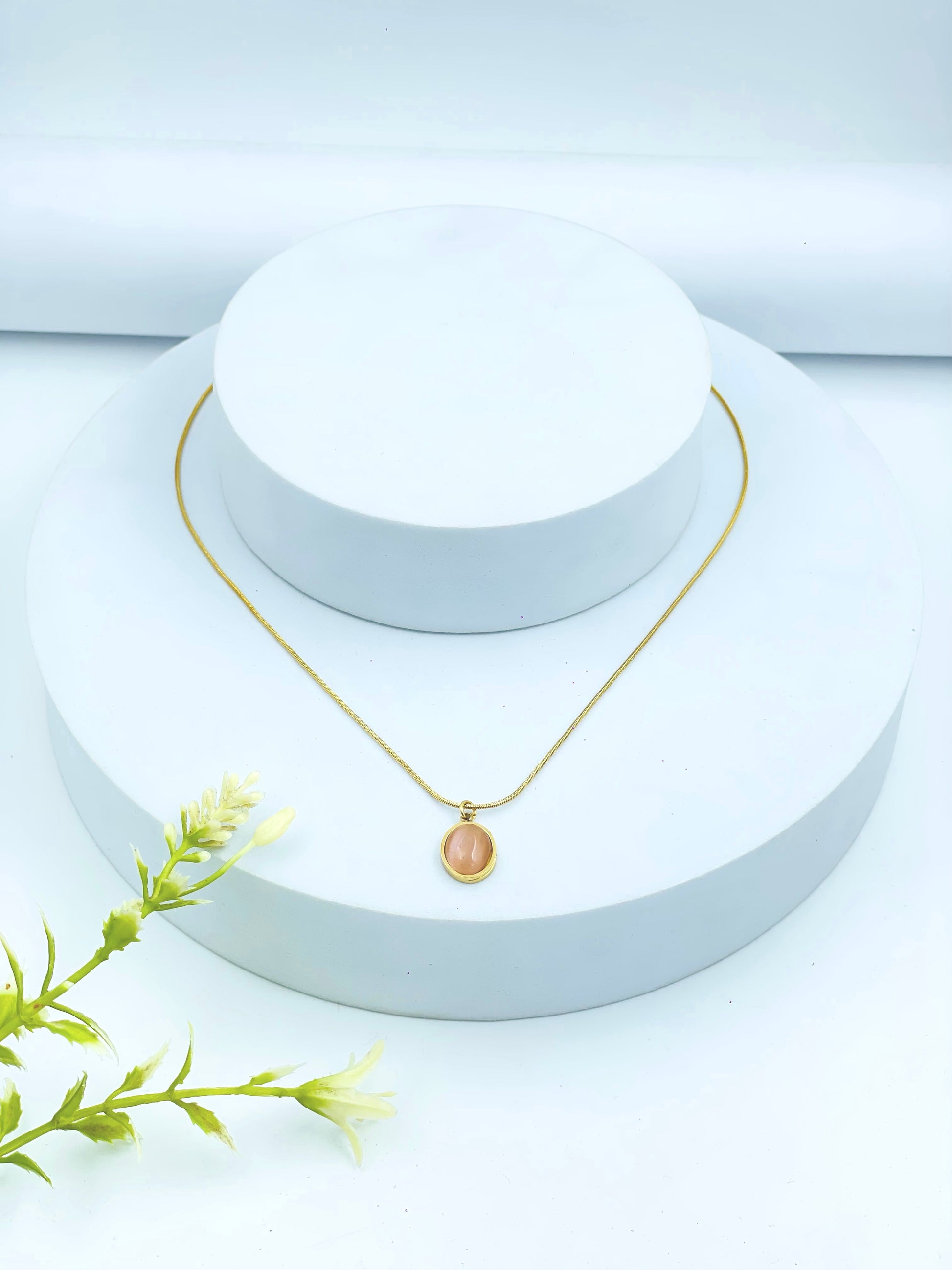 Elegant Gold Pendant Necklace with Pink Stone