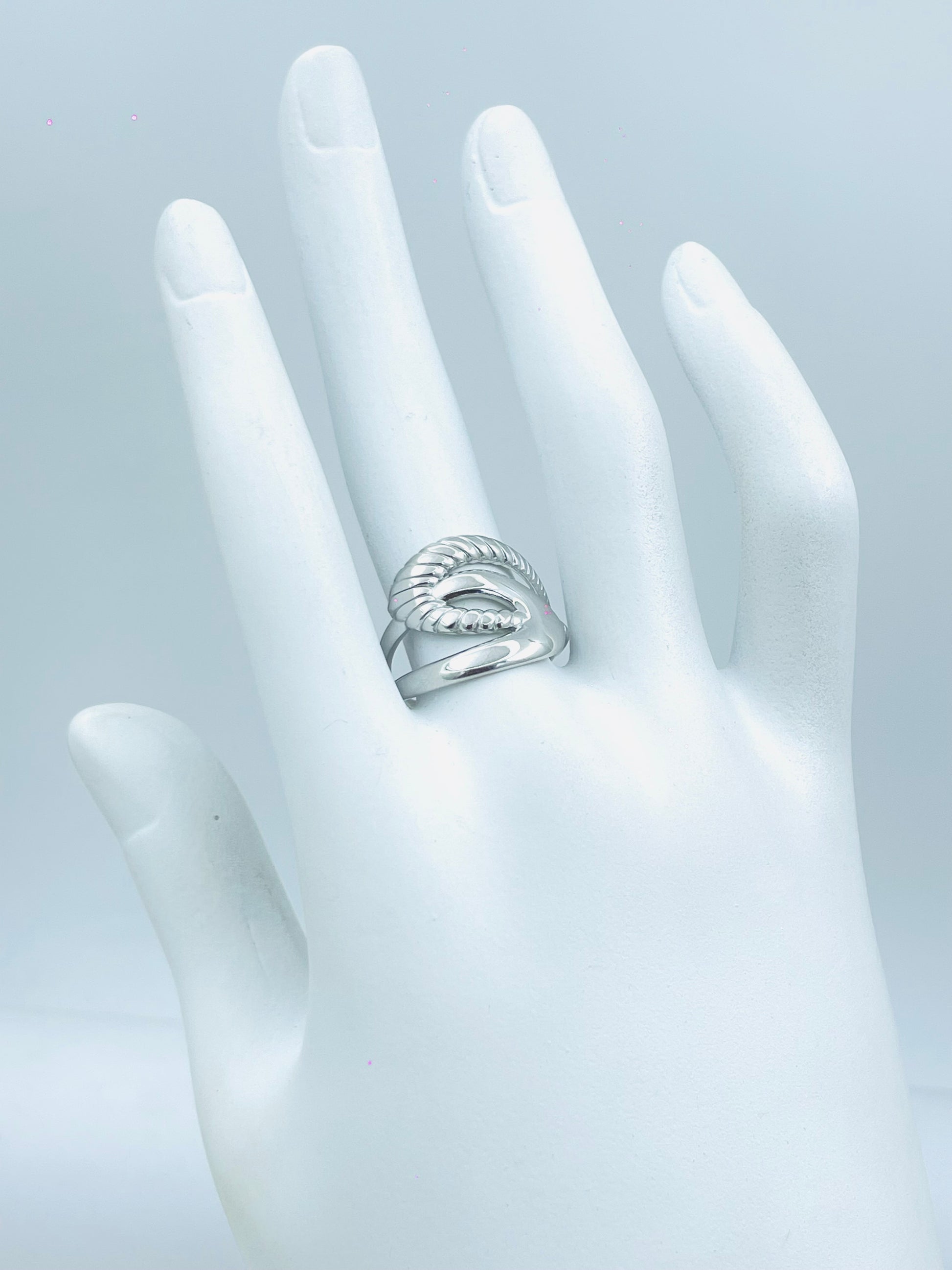 Elegant Silver Twisted Band Ring for Stylish Wear