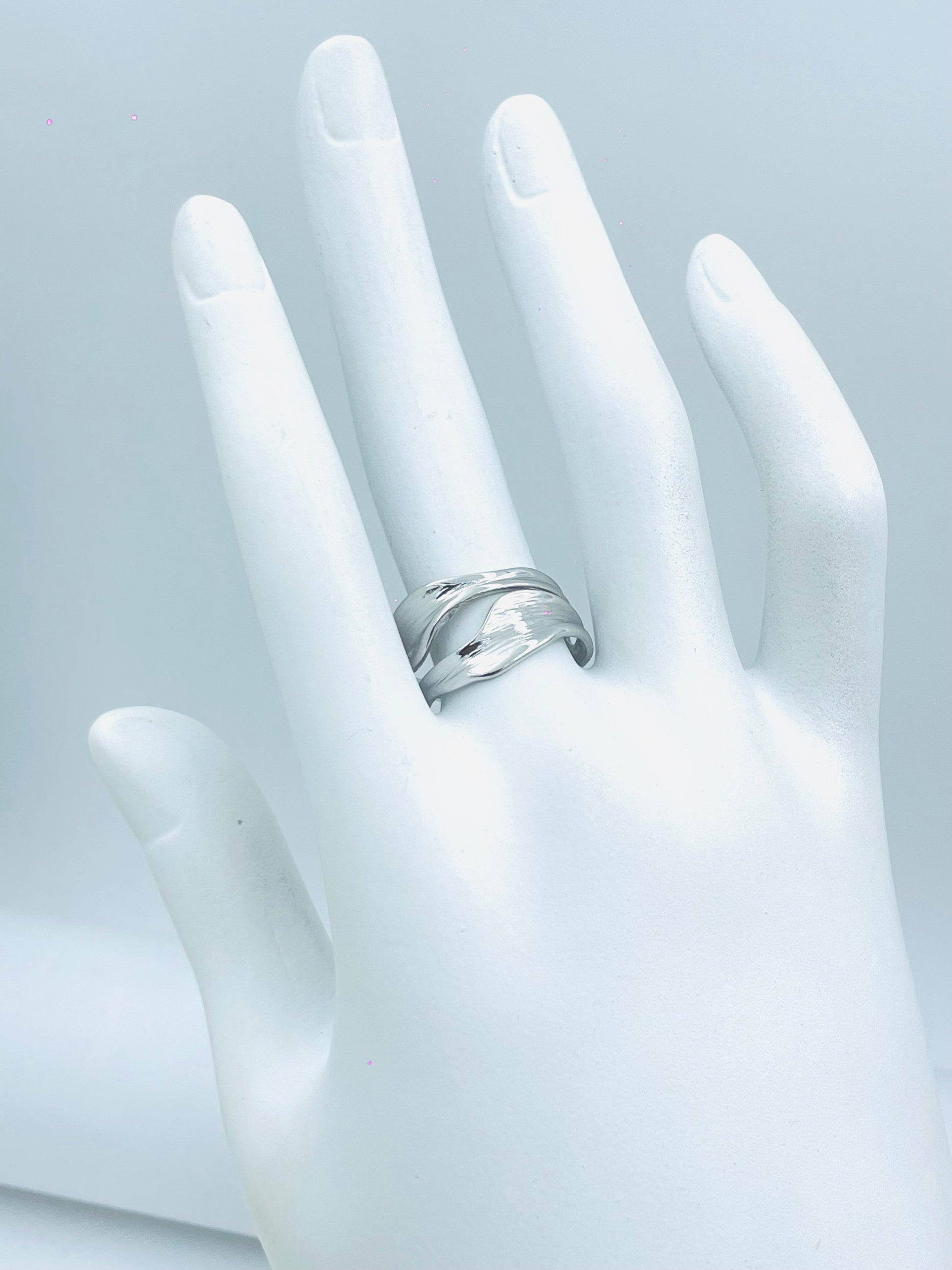 Elegant Silver Twist Band Ring for Timeless Style