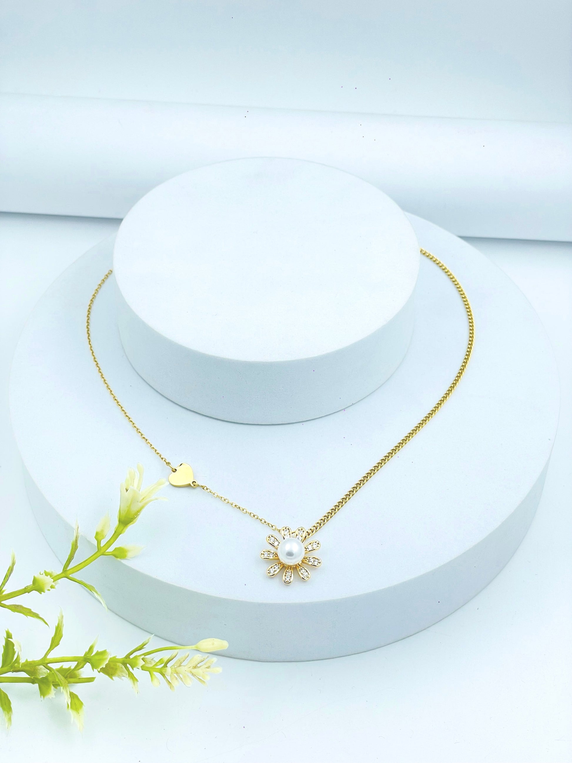 Elegant Gold Sunburst Pendant Necklace