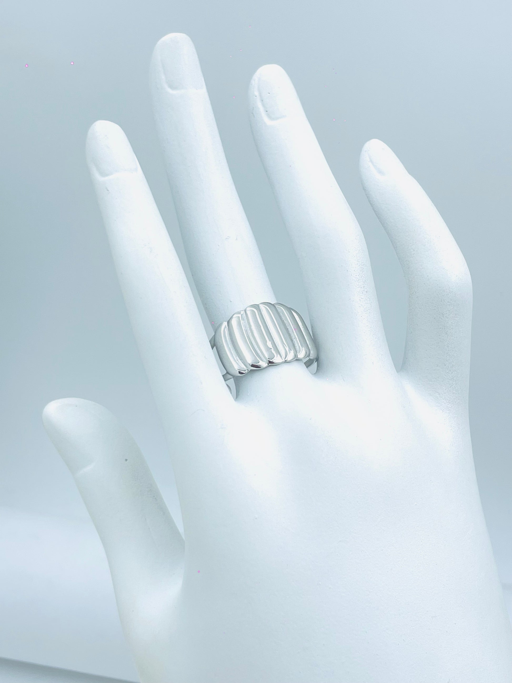 Elegant Silver Ribbed Band Ring for Stylish Wear