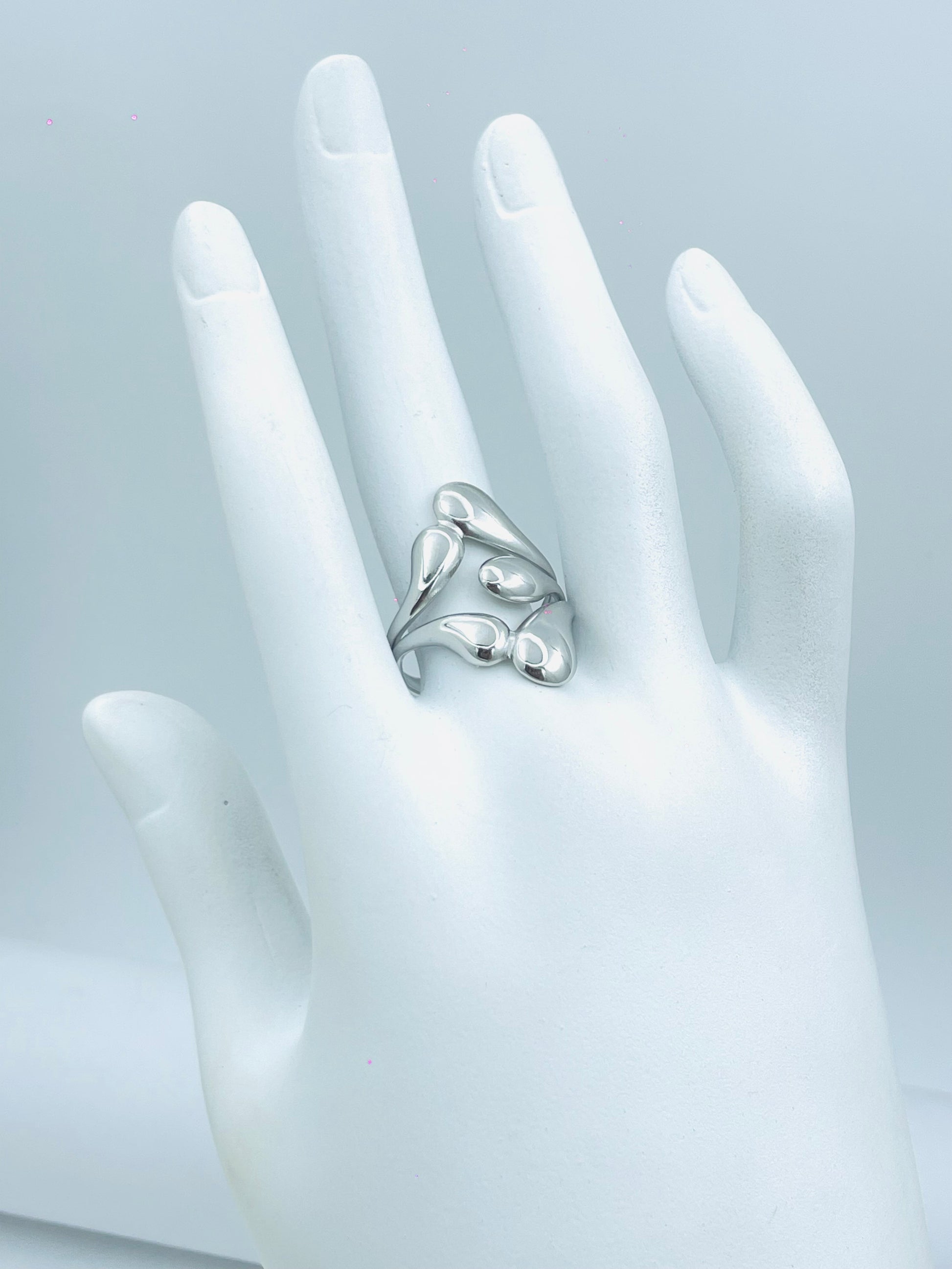 Elegant Silver Swirl Ring  Stylish and Modern Design
