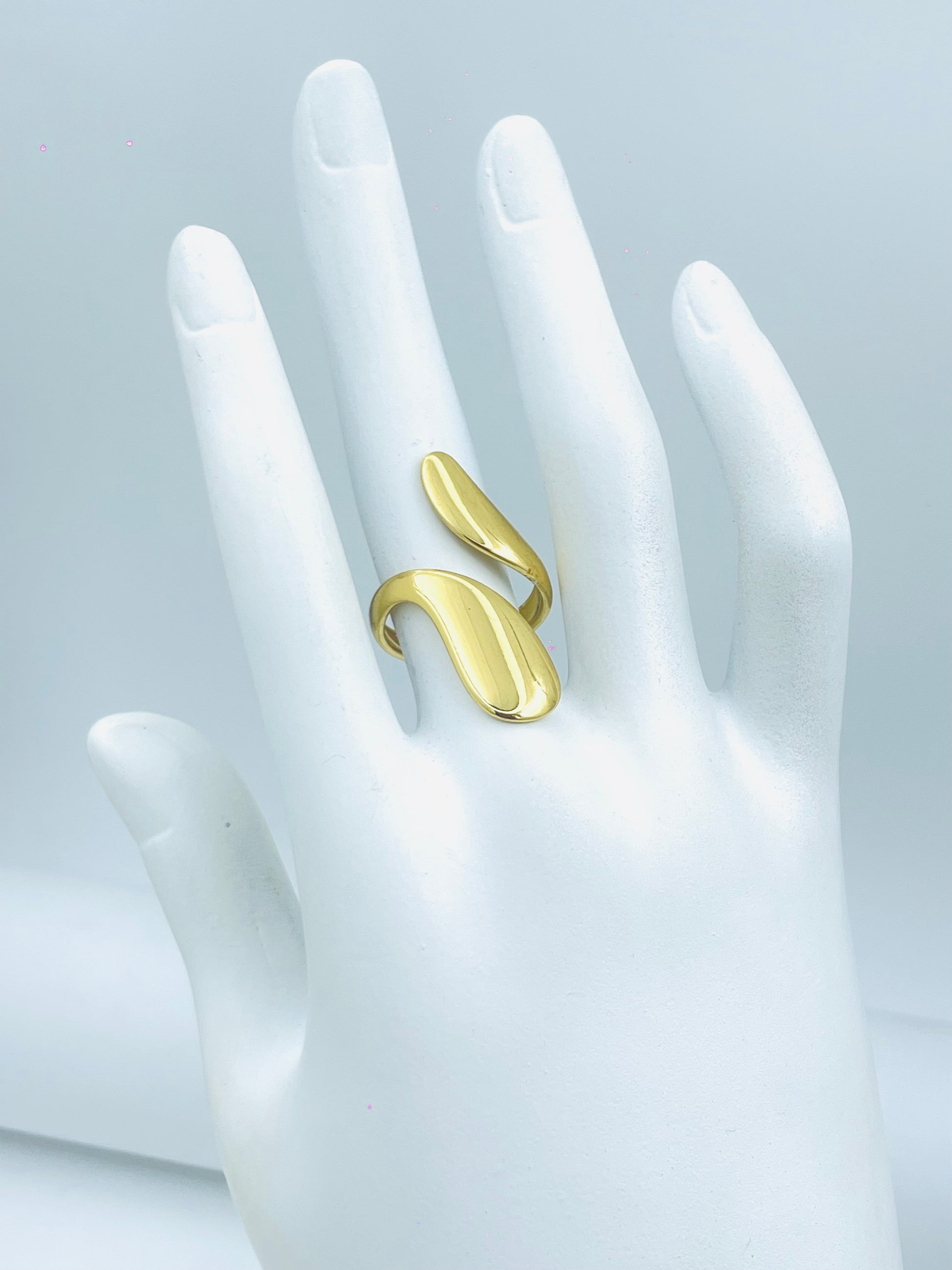 Elegant Gold Wave Design Ring  Modern Jewelry