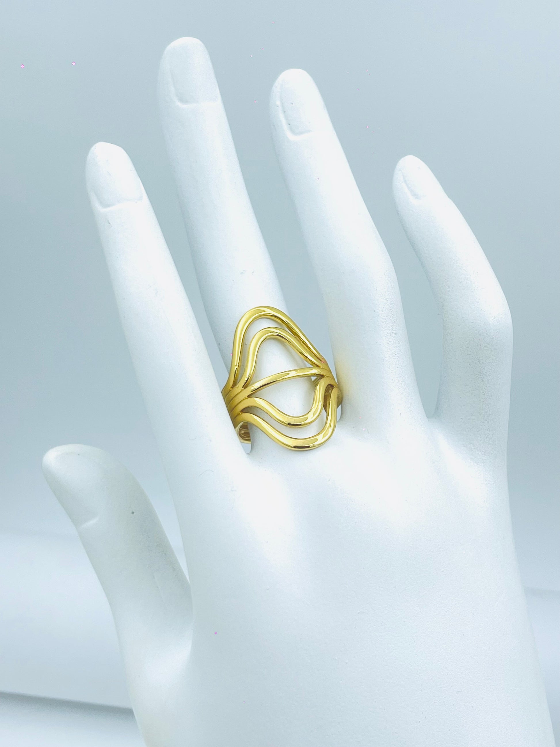 Elegant Abstract Gold Wave Ring