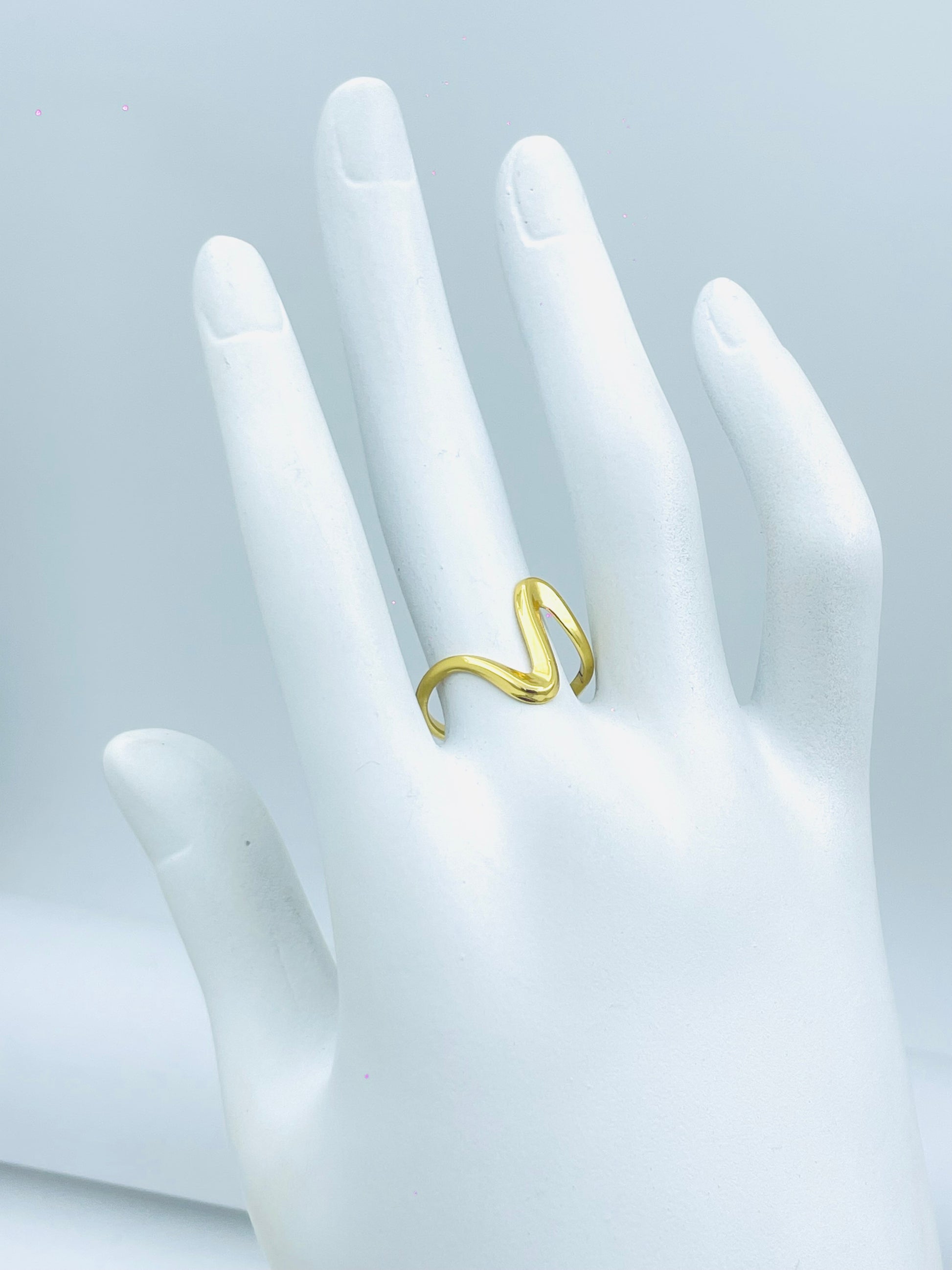 Elegant Gold Wave Ring  Sleek and Stylish