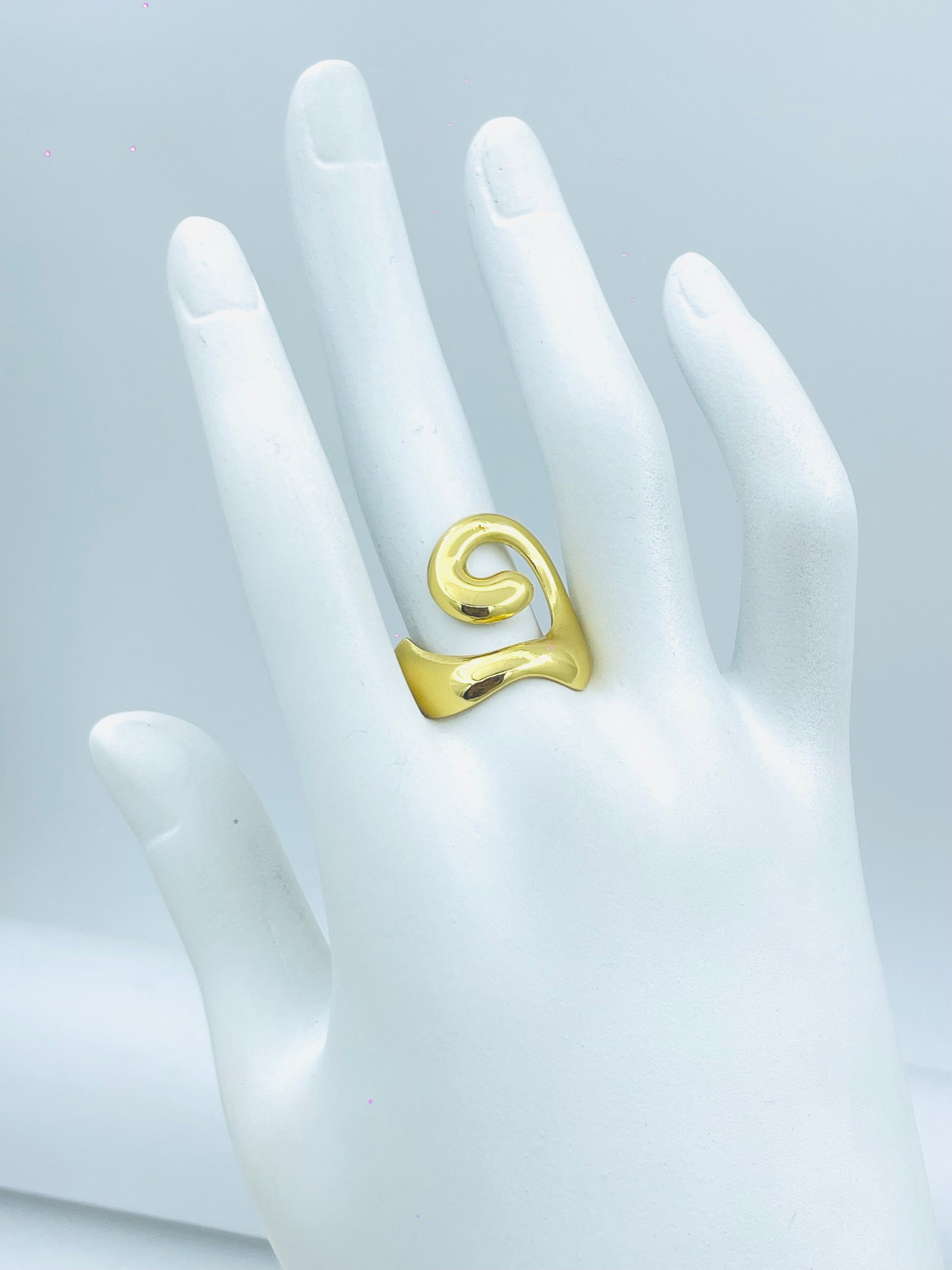 Stylish Gold Swirl Ring  Modern Elegance