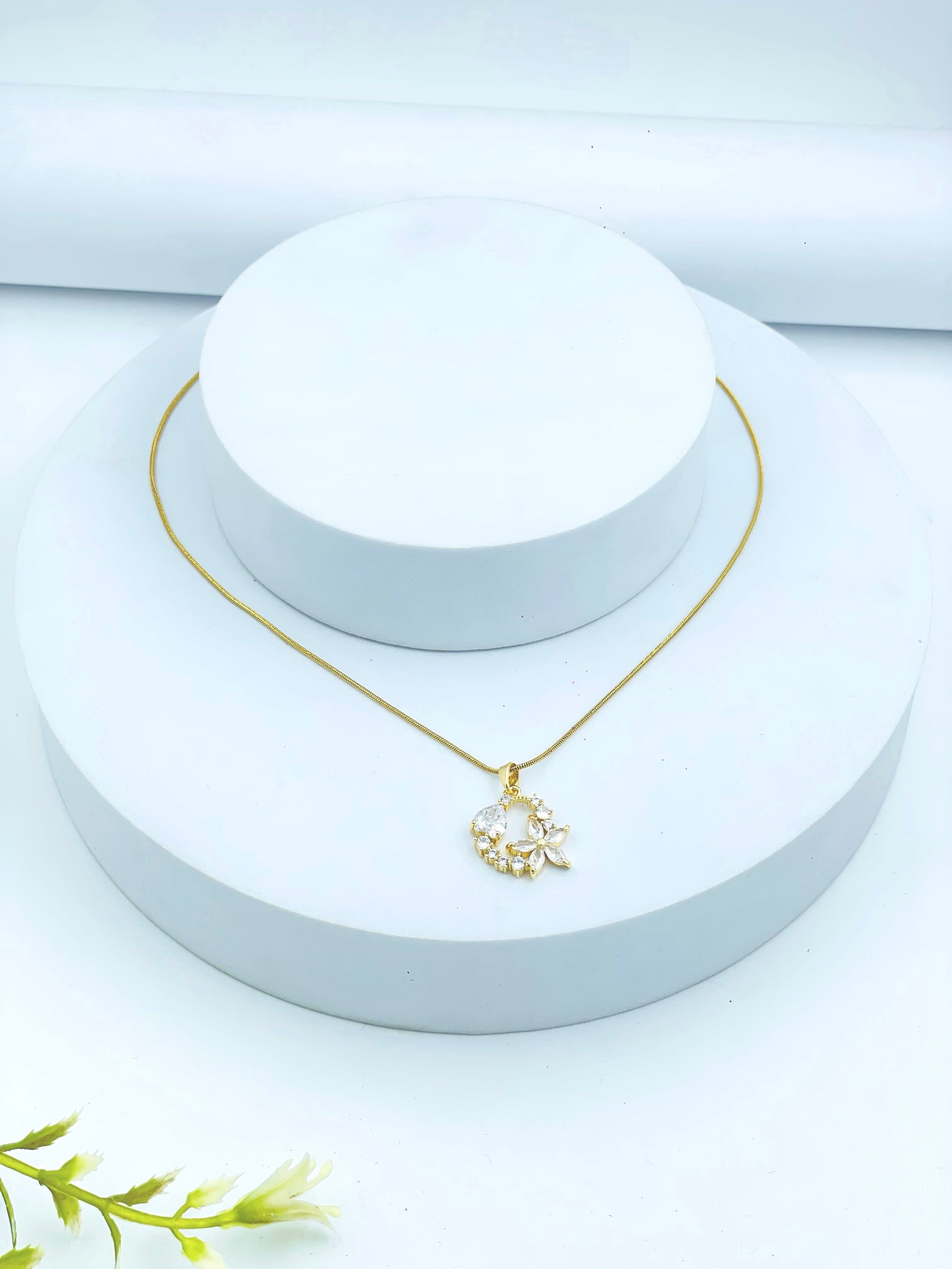 Elegant Gold Necklace with Floral Pendant