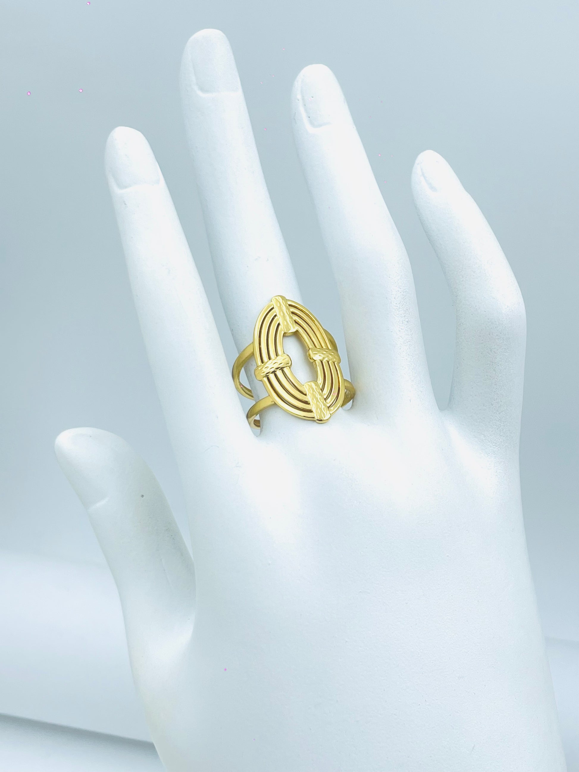 Elegant Gold Knot Ring  Stylish and Sophisticated