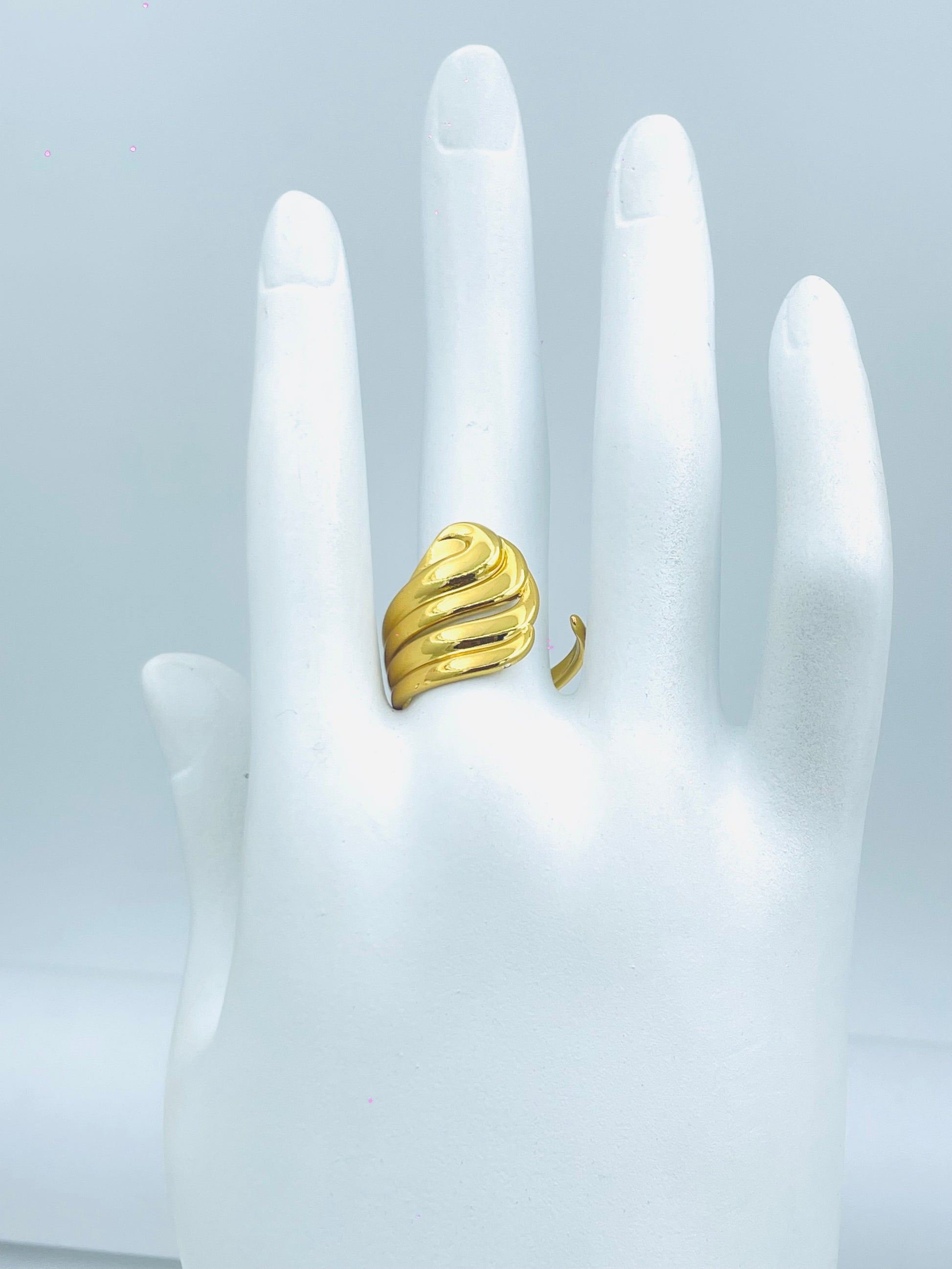 Elegant Gold Wave Design Ring  Perfect for Any Occasion