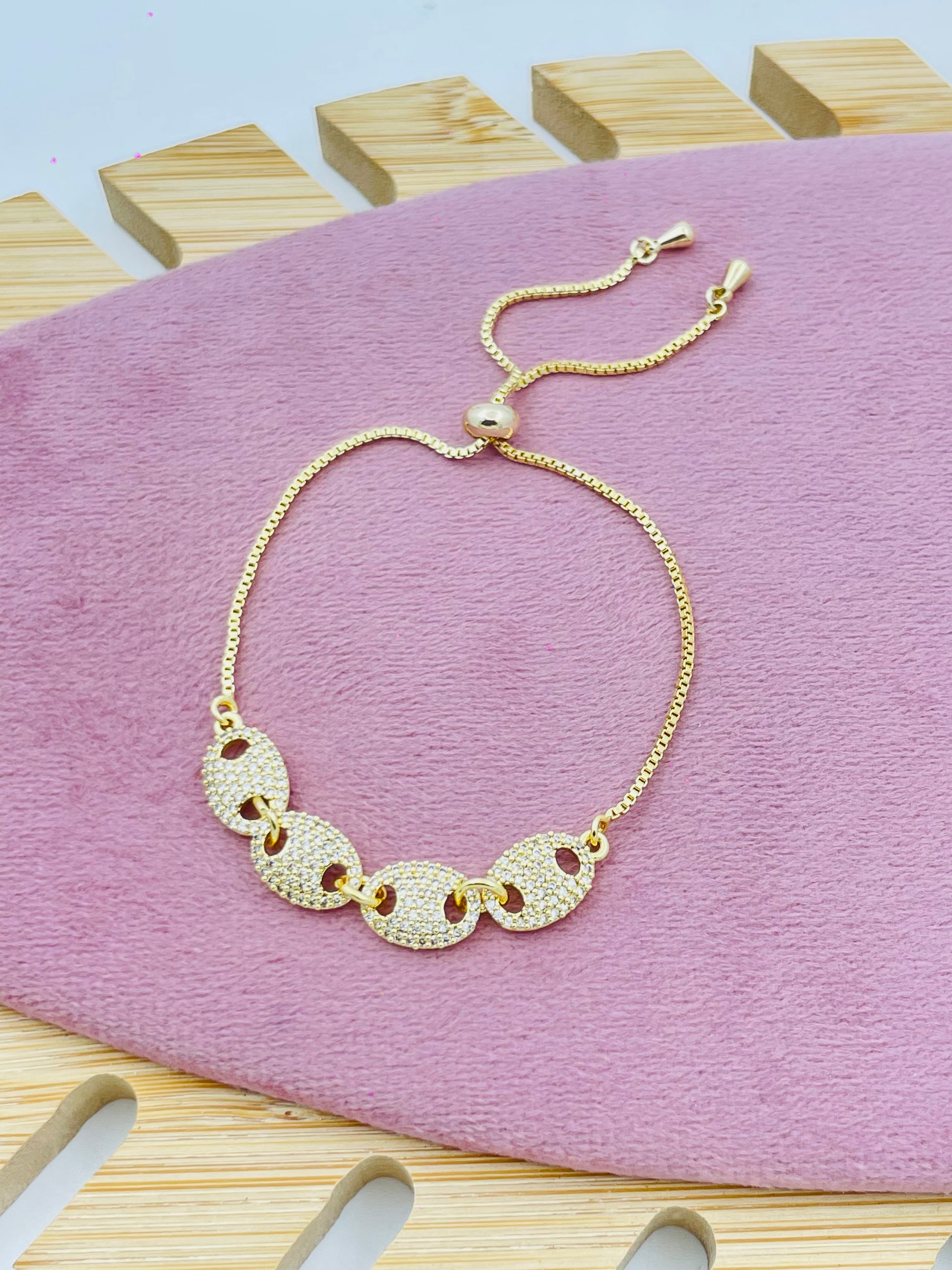 Elegant Gold Oval Link Bracelet