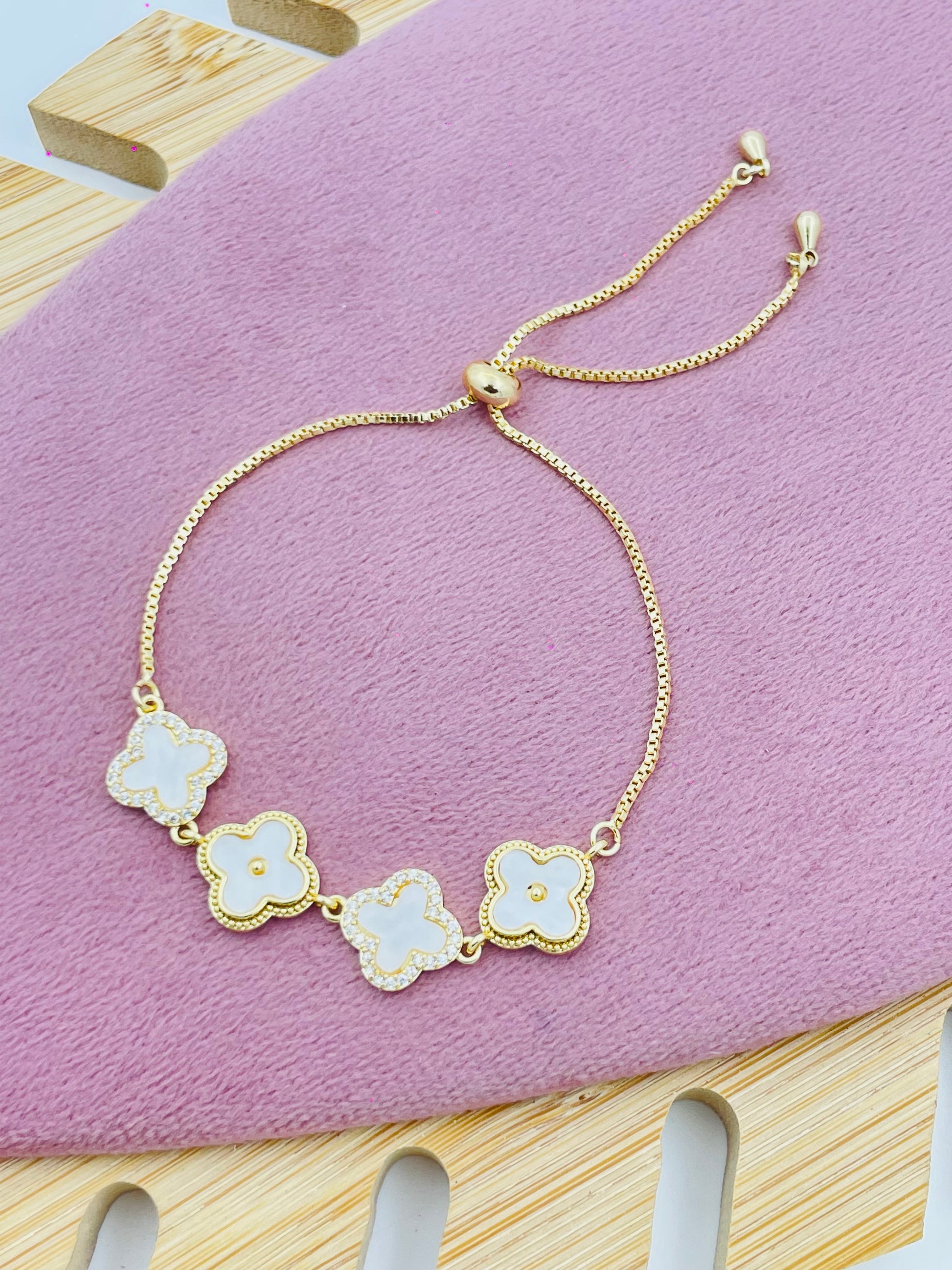 Elegant Gold Flower Bracelet with Adjustable Chain