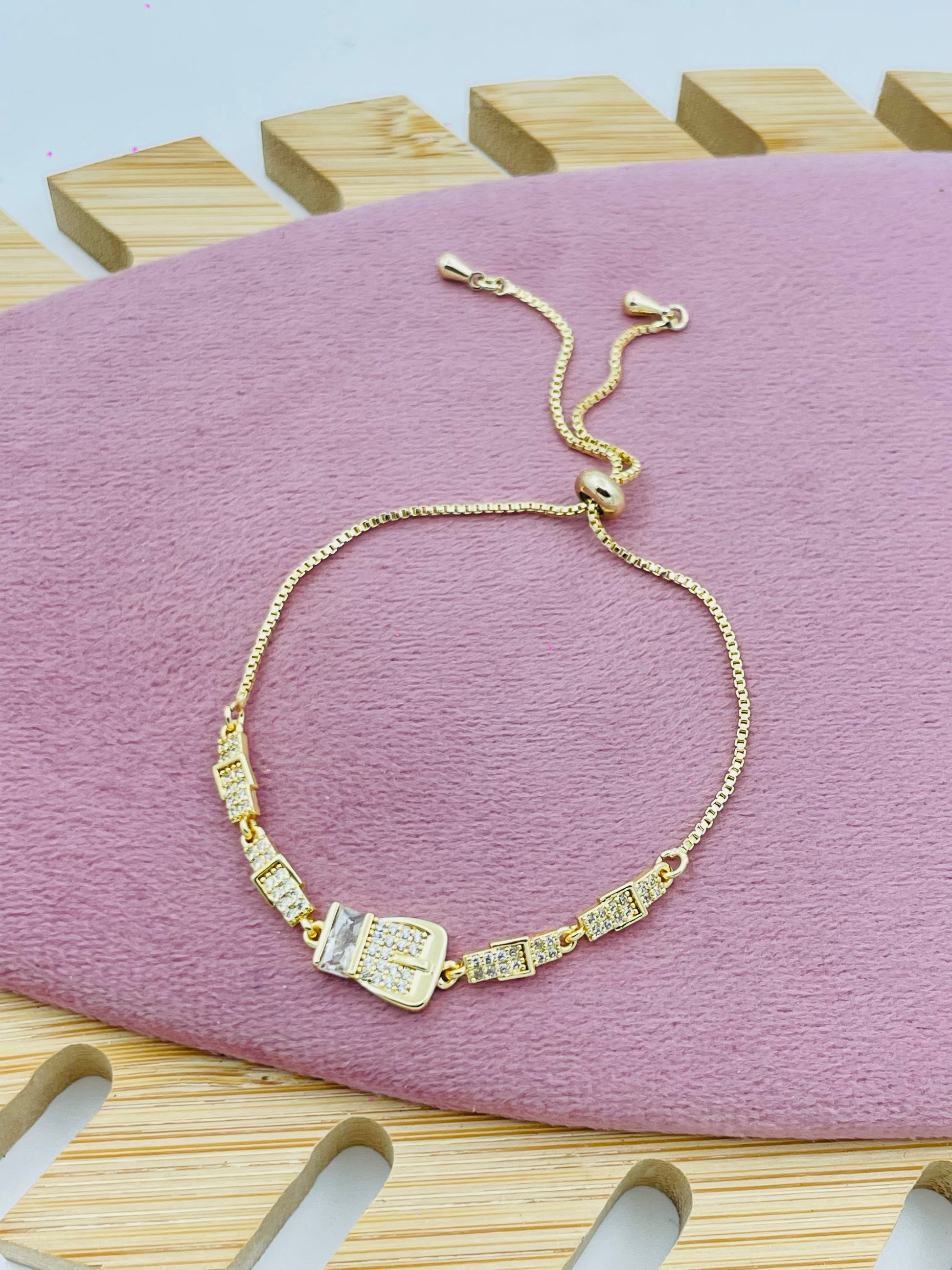 Elegant Gold and Diamond Bracelet for Women