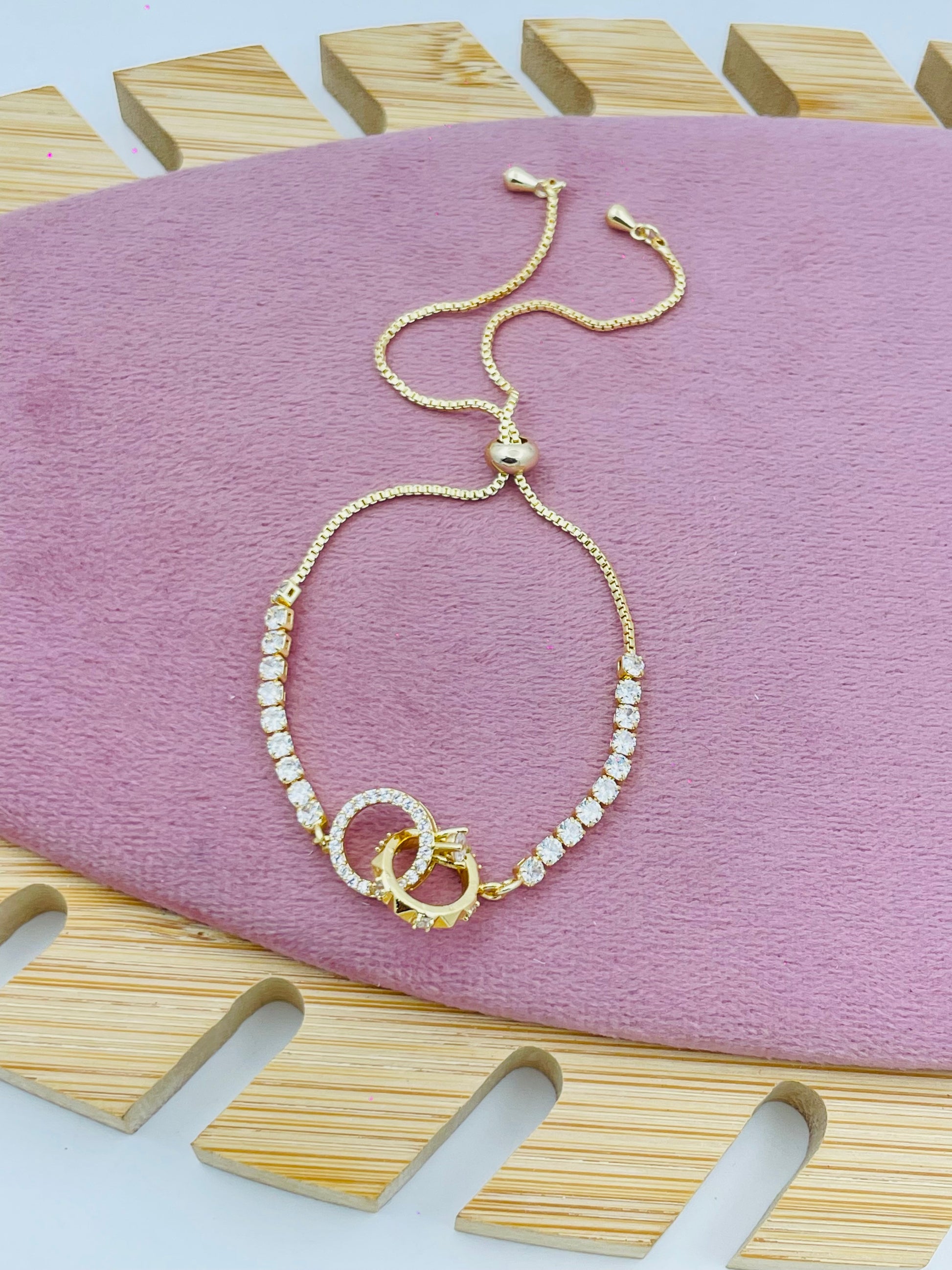 Elegant Gold Circle Link Bracelet with Crystals