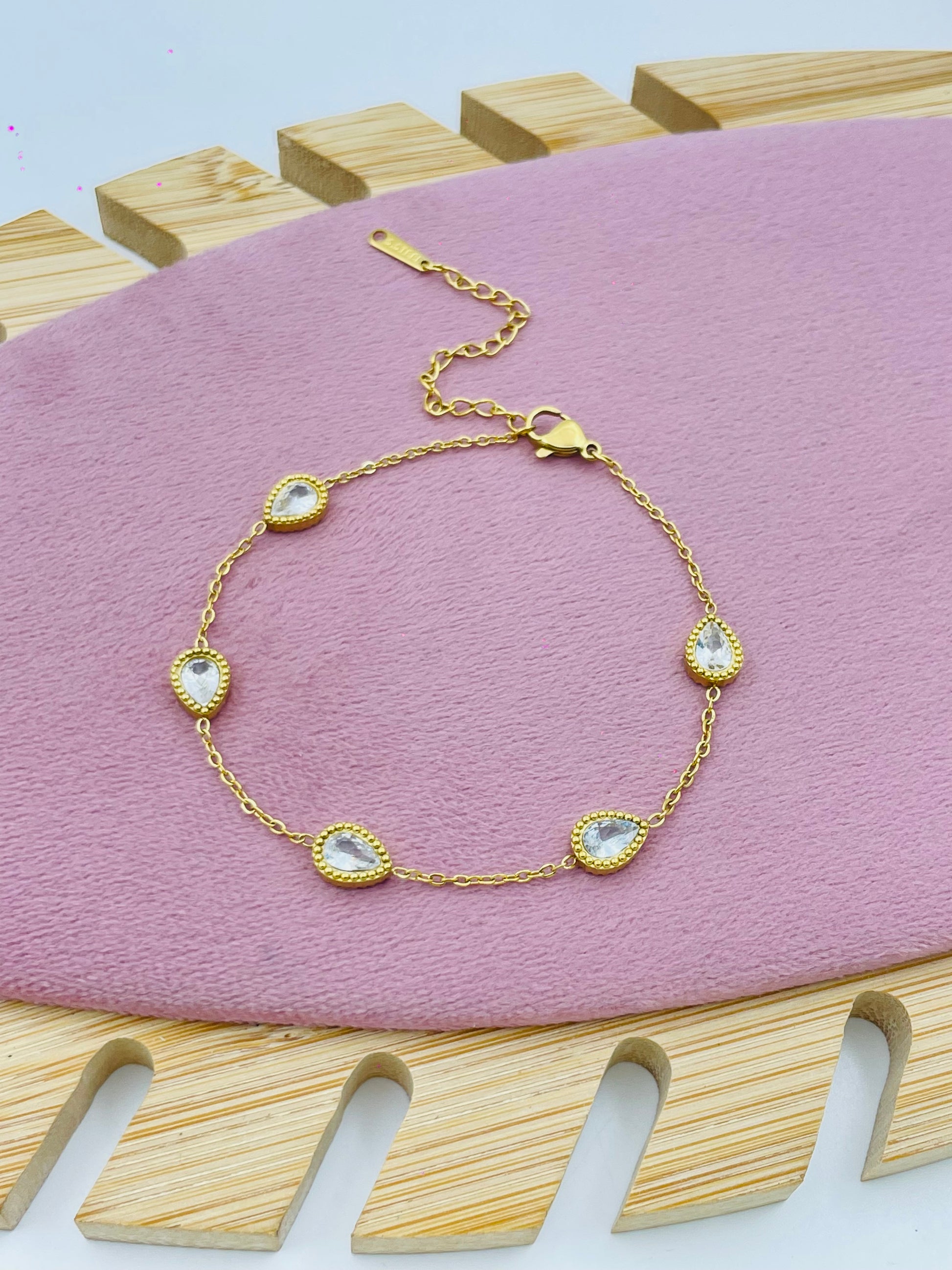 Elegant Gold Chain Bracelet with Teardrop Pendants