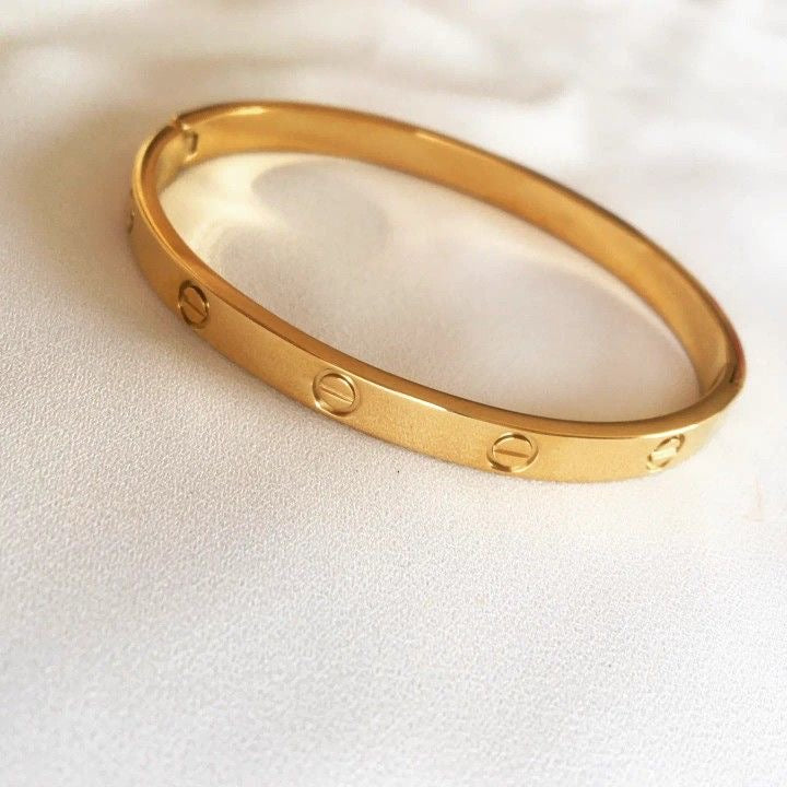 Classic Gold Screw Motif Bracelet – Sleek Minimalist Bangle