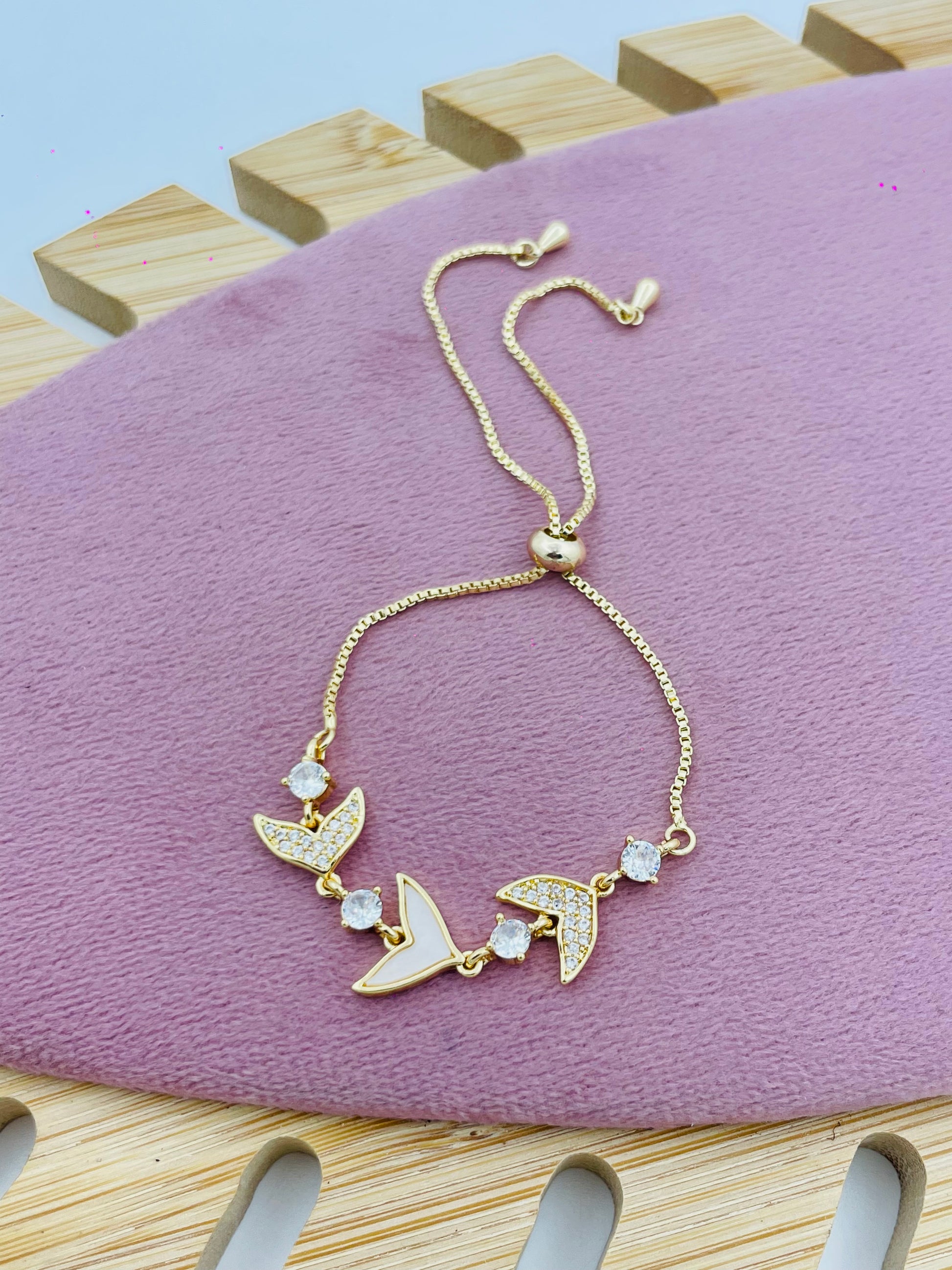 Elegant Gold Bird Charm Bracelet with Adjustable Chain