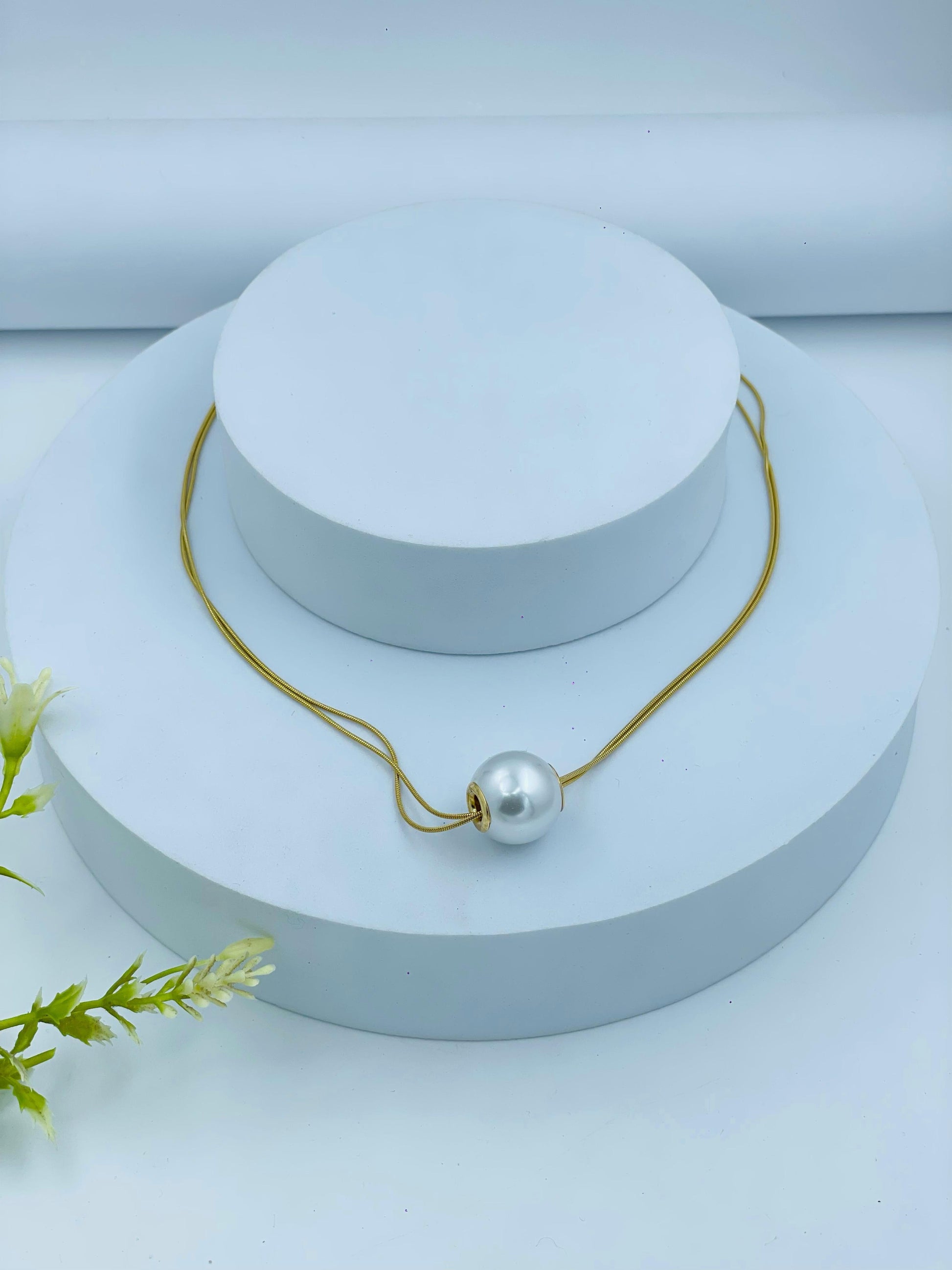 Sophisticated Pearl Necklace with Gold Chain